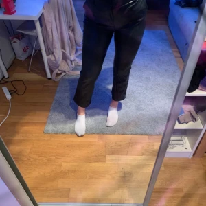 Skinnbyxor - Dessa skinnbyxor är köpta från ginatricot för lite mer en ett år sedan, använda ungefär 3-4 gånger! Bra skick och snygga till vad som!!