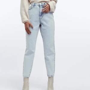 Mom Jeans  - Ljusa mom Jeans från Gina Tricot! Är i nyskick! Säljer då dem är för korta för min smak 🥰 (jag är 155 ca och är med på sista bilden) dessa är i petite modellen!!  