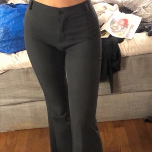 Kostymbyxor  - Jätte fina kostymbyxor i strl. S-M super stretchinga och sköna! De är en snygg mörkgrå färg! 