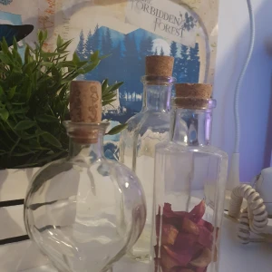 Coola glas flaskor - Fina glasflaskor för örter, vätskor eller bara som prydnad, en av de är hjärtformade♡ köparen betalar frakt♡ de "normala" kostar 45 kr styck och hjärtformade kostar 100kr ♡ bjuder på frakten för den hjärtformade💞