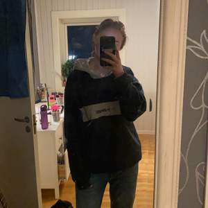 Fin blå hoodie från Nike i vintagestil🌟 Sitter oversized på mig som har strl M. Superskön och fin hoodie! Väl använd men fortfarande bra kvalité. Köptes för 450kr! Kan mötas i Stockholm och frakta! Köparen står för frakt!!