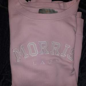 En rosa sweatshirt från Morris. Den är i storlek M & är dessutom i väldigt bra skick! 