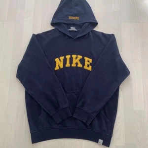 Eftertraktad vintage NIKE hoodie - En assnygg eftertraktad vintage NIKE hoodie. Verkligen superfin men inte min stil längre vilket gjort att den bara blivit hängande i garderoben. Köpt här på plick i somras. Den är i vintage använt skick, har några få supersmå vita fläckar som man kan se om man letar efter dem o typ lyser med ficklampa, alltså inget som syns i vardagen. (skicka meddelanden för Bild) Storlek L, sitter snyggt oversize på en  XS-M Köparen står för frakt, 63 kr. Budgivning i kommentarerna 💗