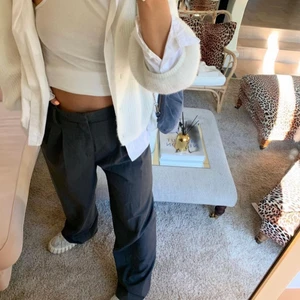 Kostymbyxor - Ett par mörkgråa kostymbyxor i storlek x-small, dessa är lågmidjade. Skriv för fler frågor 🤝