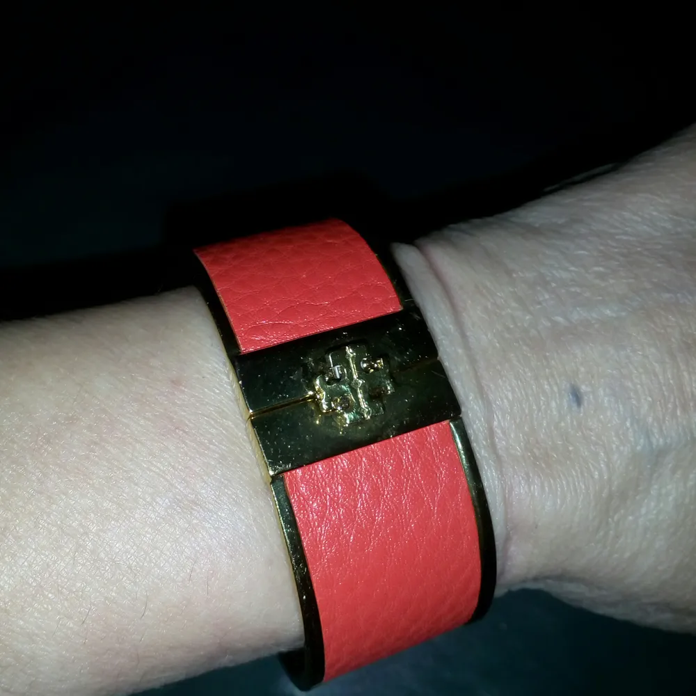Rött armband fr Tory Burch, knappt använt o självklart äkta!!! Kan skickas mot fraktkostnad 😊. Accessoarer.