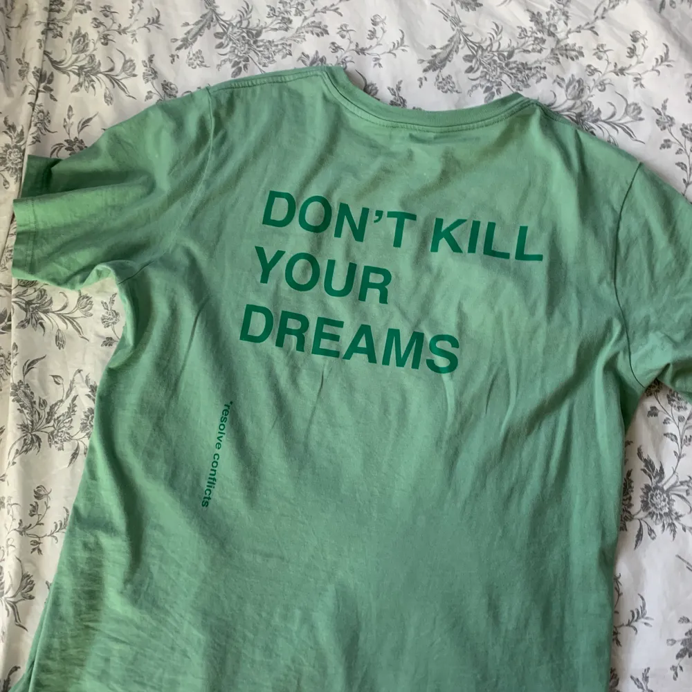 Oversized t-shirt från weekday x non violence med texten ”don’t kill your dreams” på ryggen. Storlek M. T-shirts.