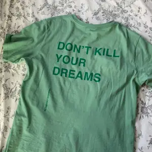 Oversized t-shirt från weekday x non violence med texten ”don’t kill your dreams” på ryggen. Storlek M