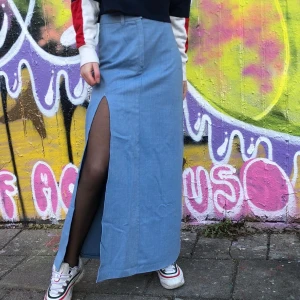 Jeanskjol - Hippaste kjolen du kan hitta🤙🔥 150 kr Strl S För att pimpa upp denna gjorde vi en slits och vilket liv den fick😍 köpare står för frakt☺️ 📦 