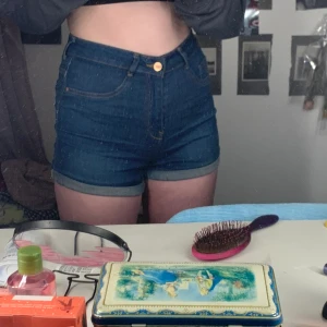 Jeansshorts med solrosor - Jeansshorts med solrosor (som jag målat). Färgen går förmodligen bort i tvätten då färgen inte är vattenfast. Storlek S och ganska stretchiga i materialet. Köparen står för frakten