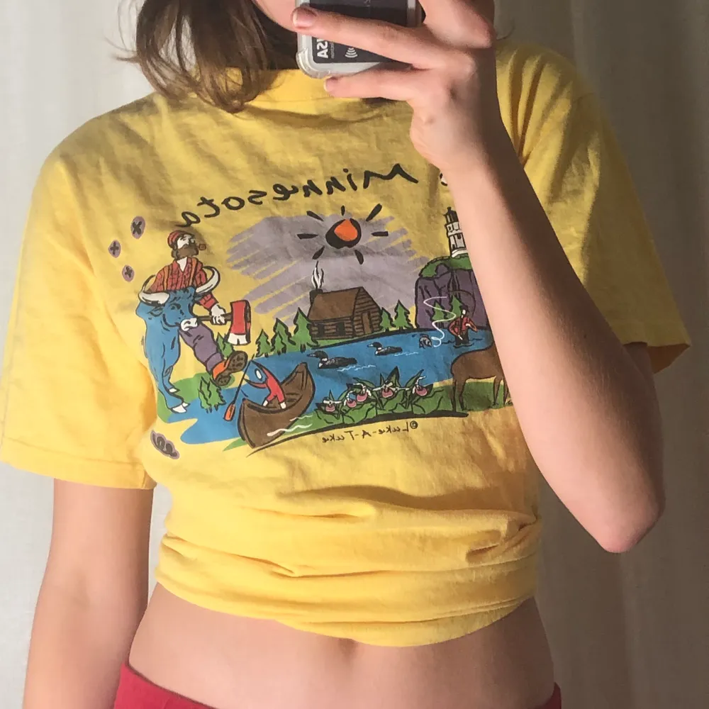 Gul vintage t-shirt med texten ”Minnesota”. Går att ha utsläppt elr instoppad:) skriv gärna vid fler frågor. T-paidat.