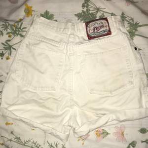 Vita jeansshorts 