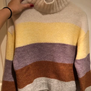 Stickad tröja  - Stickad tröja i flera olika färger.