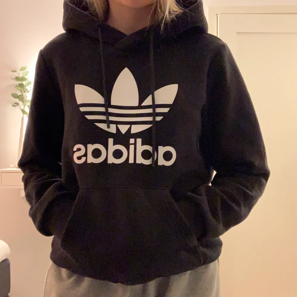Jättesnygg svart hoodie från Adidas 🖤 mjuk och i superbra kvalité och skick! . Hoodies.