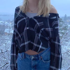 SVART RUTIG SKJORTA - Säljer denna fina skjortan som kommer från Victoria Secret. Säljer pågrund av aldrig använd(Lappen sitter fortfarande kvar).     Om du är intresserad kan du kontakta mig privat eller skriva i kommentarerna.               OBS: Frakten ingår INTE