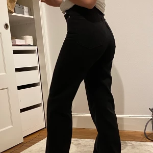 Långa Levi’s jeans - Säljer ett par svarta, helt oanvända (endast provade) levi’s jeans modell ”high loose” vars originalpris är 1099kr. Dessa är långa för mig som är 165cm. De är i storlek w24 men passar mig som även kan ha w25 och w26. (Den sista bilden är lånad) Budgivning från 350 kr 💕  