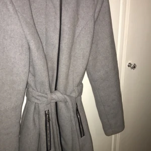 Grå kappa från veromoda  - En vinter kappa i strl medium som är fåtal använd