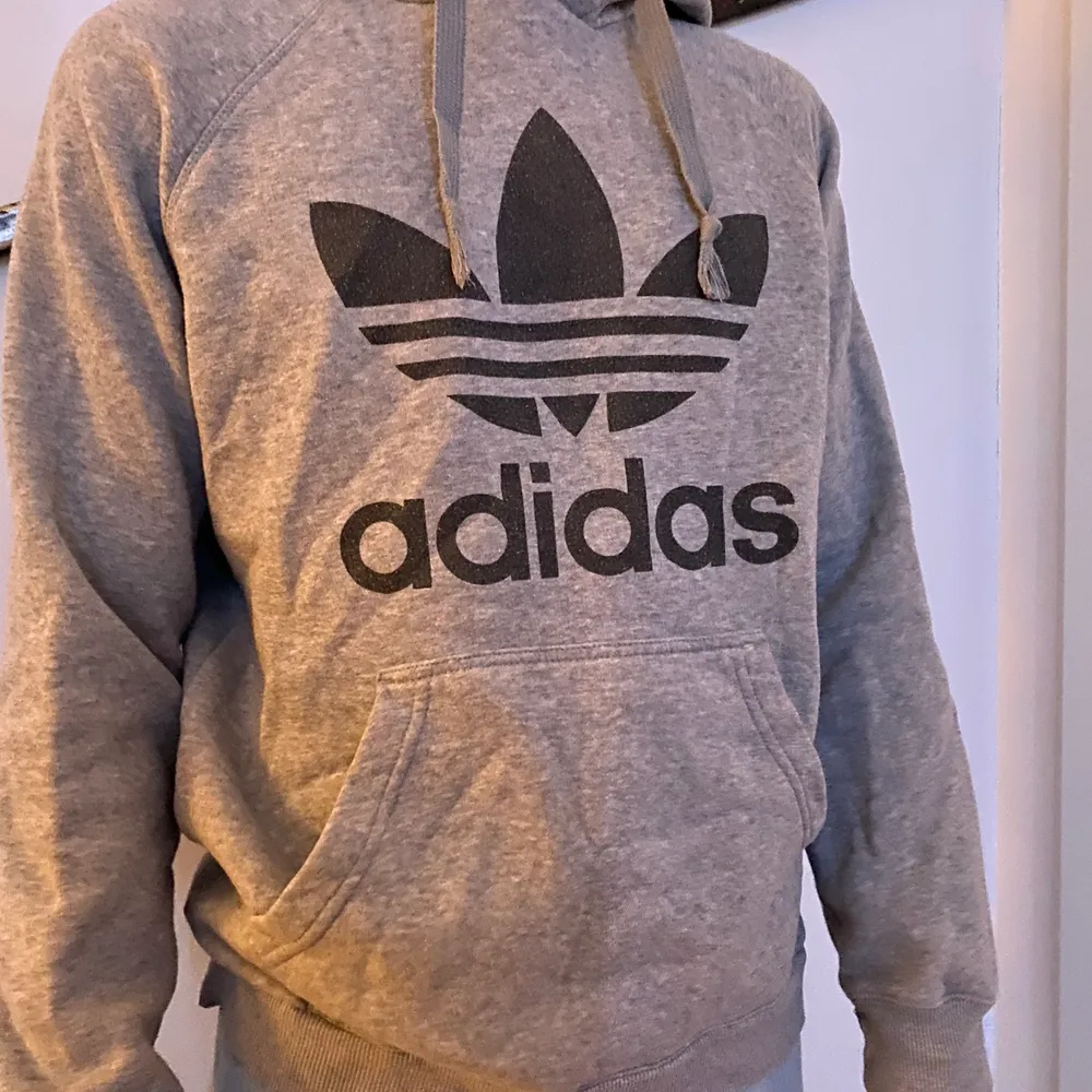 Adidas, grå tjocktröja. Jättefin men den är lite sönder i snöret. . Hoodies.