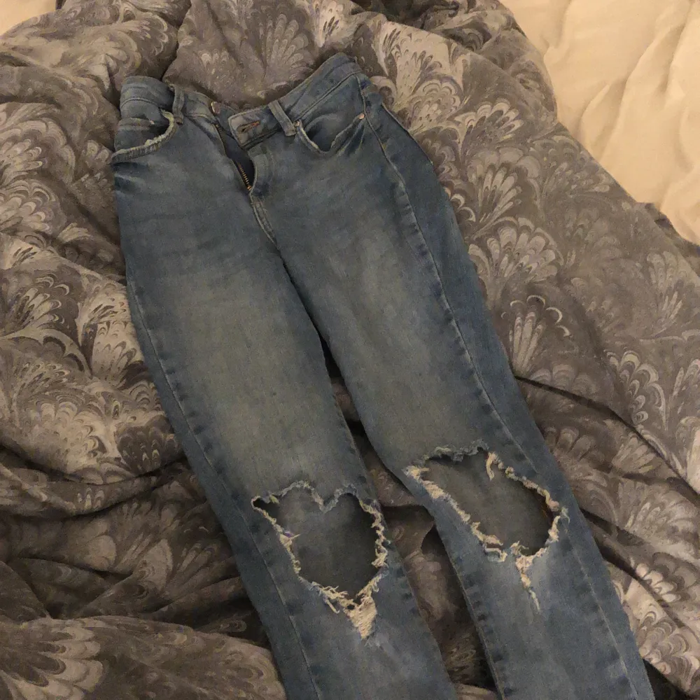 Dom är storlek 34 men passar även de som har storlek 36 de är väldigt töjbara . Jeans & Byxor.