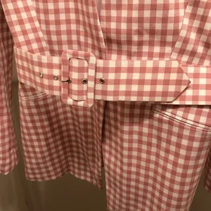 Zara kavaj strl M - Rosa rutig kavaj från zara, aldrig använd. Spårbar frakt på 66kr tillkommer 