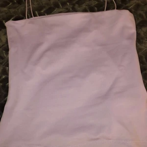 Linne  - Ett pastel lila linne i storleken xs. Säljer då det inte kommit till användning.