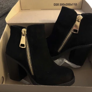 Svarta boots - Ett par jätte fina boots, har används ett par enstaka gånger, ny pris 399. ! Köparen står för frakten! 🤎 kan säljas billigare vid snabb affär. Bud funkar✨