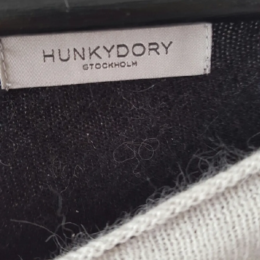 Hunky Dory-tröja i svart med vit stjärna. Svart baksida, lite overzize modell, varm men ändå smidig. Gjord utav lammull och angora och i mycket bra skick!. Tröjor & Koftor.