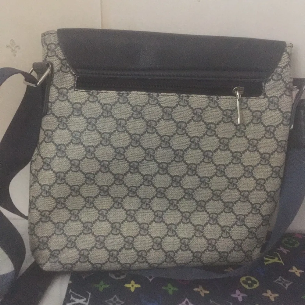 Gucci väska , köpt från utland , anvönd och inte ny. Väskor.