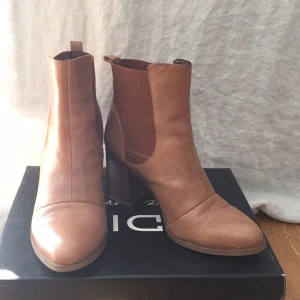  - Trendiga stövletter i ljusbrunt. Nästan aldrig använda. Nypris 500kr. 