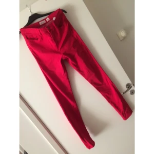  - Knallröda strechjeans