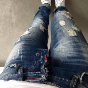  - Desquared2 jeans modell TESS. Köpta på Cenino Donna i Helsingborg. Italiensk storlek 38 vilket motsvarar 26"  Fraktar gärna men då står köparen för frakten ☺️