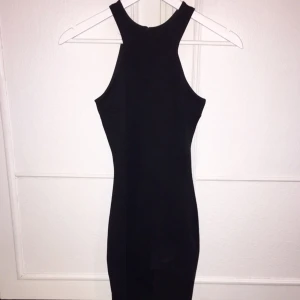  - En svart klänning beställd från Nelly! Klänningen har en slits på sidan! Har används ett fåtal gånger och nu är den tyvärr för liten! 

Hittade en liknande bild på hur klänningen sitter på! 