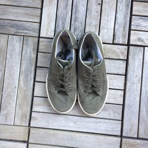 Bekväma baseline-sneakers i matt grå-grönt. Mycket lätt mark-dammiga på gummi-delen, men annars rena och fräscha. 