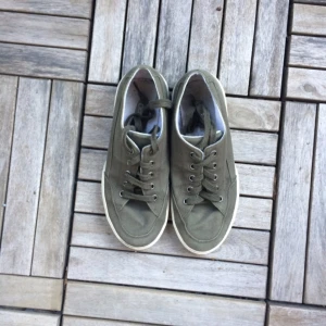  - Bekväma baseline-sneakers i matt grå-grönt. Mycket lätt mark-dammiga på gummi-delen, men annars rena och fräscha. 