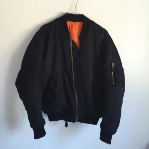  - Supercool klassisk bomberjacka i nyskick 🔥🔥Använd endast 1 gång. Jackan är märkt XS men passar även en S ✨🖖🏻 Frakt ca 50kr. Jag har svisch! 😎💰💸