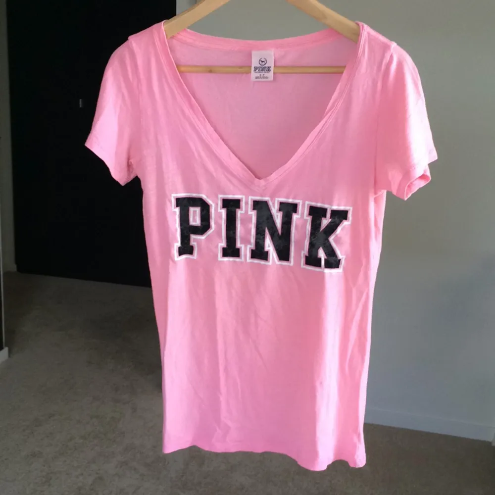 Rosa V-ringad Victoria's Secret-Pink tröja i gott skick. Bekväm och stretchig. . T-shirts.