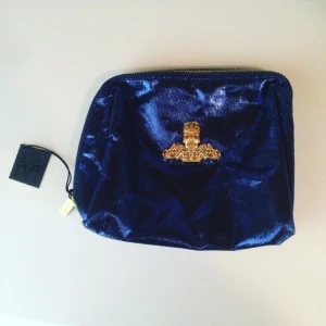  - Liten nessesär från make up store, felköp men kvittot är borta.. Jättesöt! 