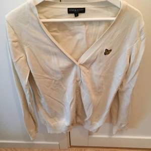  - Vit Cardigan från Lyle and Scott, i fint skick.