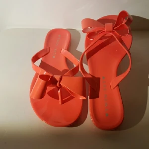  - Superfina flip-flops i coral färg. Använd bara en gång. Lite försmå för mig. 
Hae Swish. 