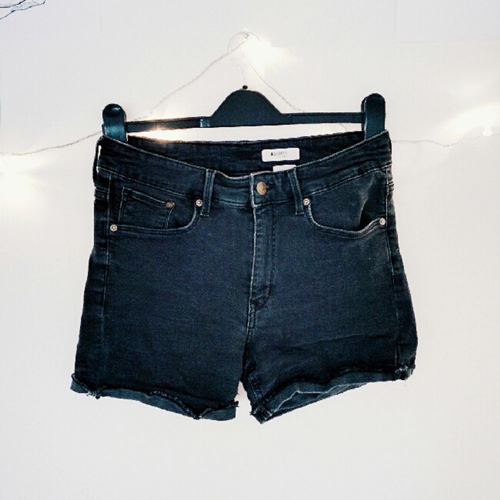 Svarta, korta jeansshorts i superstretchigt material. Världens skönaste verkligen, och sitter som en smäck! De är inte fransiga nedtill, de har en sydd kant som ska vara uppvikt egentligen :). Jeans & Byxor.