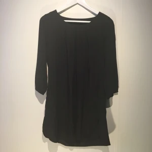  - Svart tunika från Vero Moda med fickor. Använd ett fåtal gånger. 