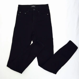  - Svarta knappt använda stuprörsjeans från Monki, de ser lite urtvättade ut på bilden men de är kolsvarta, supersnygga men tyvär en storlek för små för mig.