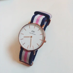  - Damklocka i blå/rosa och roséguld från Daniel Wellington. Nypris 1095kr. 🌸