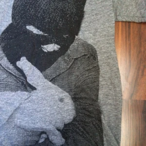  - ▪️Längre tshirt, ALF tryck - Animal Liberation Front ▪️

• Storlek: medium (dam) 
• Märke: NO MAD (köpt på Etsy) 
• Material: Okänt, bomull
• Skick: Exemplariskt skick 
• Övrigt: Inga skavanker 
• Frakt: 14kr