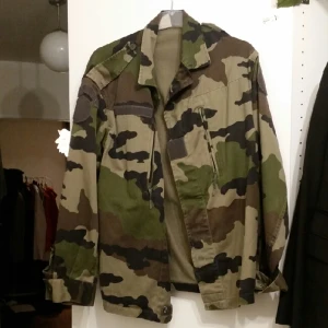  - Vintage militär jacka, använd två gånger och säljes pga att den inte används längre! Oversized och riktigt snygg! 
