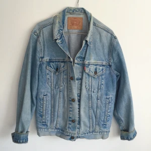  - Vintage Levi's jeansjacka 👖💙 Inköpt secondhand. Sådär snyggt sliten och plats för en tröja under! Den är oversized på mig som är 160 lång och brukar ha S. Hör av dig för fler bilder! Frakt, minst 60kr. Har svisch!