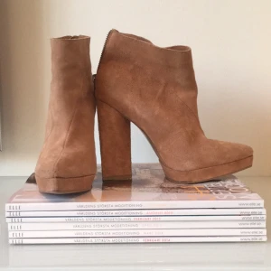  - Fina stövletter i nude från weekday i mocka. Superfint skick. 

Köparen betalar eventuell frakt