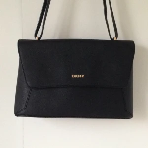  - Väska från DKNY, perfekt storlek! Justerbar rem och mäter ca 20x30cm. Små förslitningsskador främst på metalldelarna men all in all i väldigt bra skick. 
Frakt ok men då står du för det:))