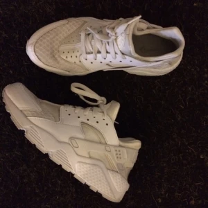  - Nike Huarache Run. Helvita. Så fina! Stl 41 enligt lapp men är liten i storleken så passar bättre på en 40a eller 40,5. Köpare betalar frakten.