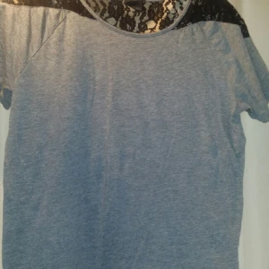  - T-shirt i nyskick!
Storlek M

frakt tillkommer på 26kr 