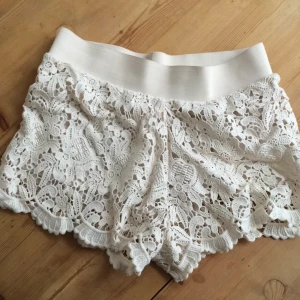  - Det står L i dom men de passar definitivt mer en S.
Spanskt märke - suite blanco
Perfekt skick! 